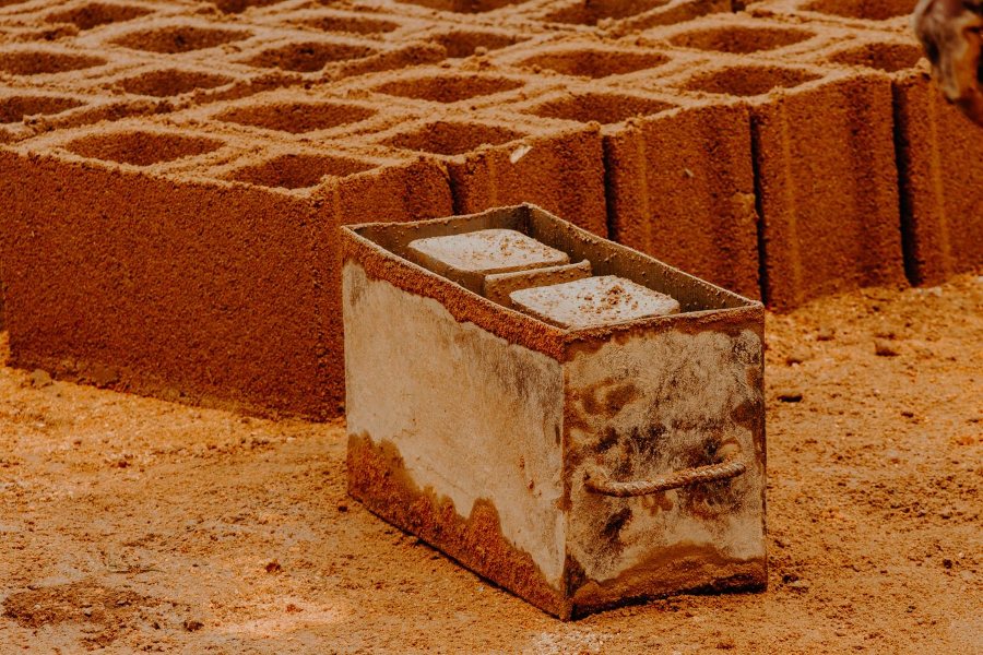Blocs de terre cuite stockés sur chantier