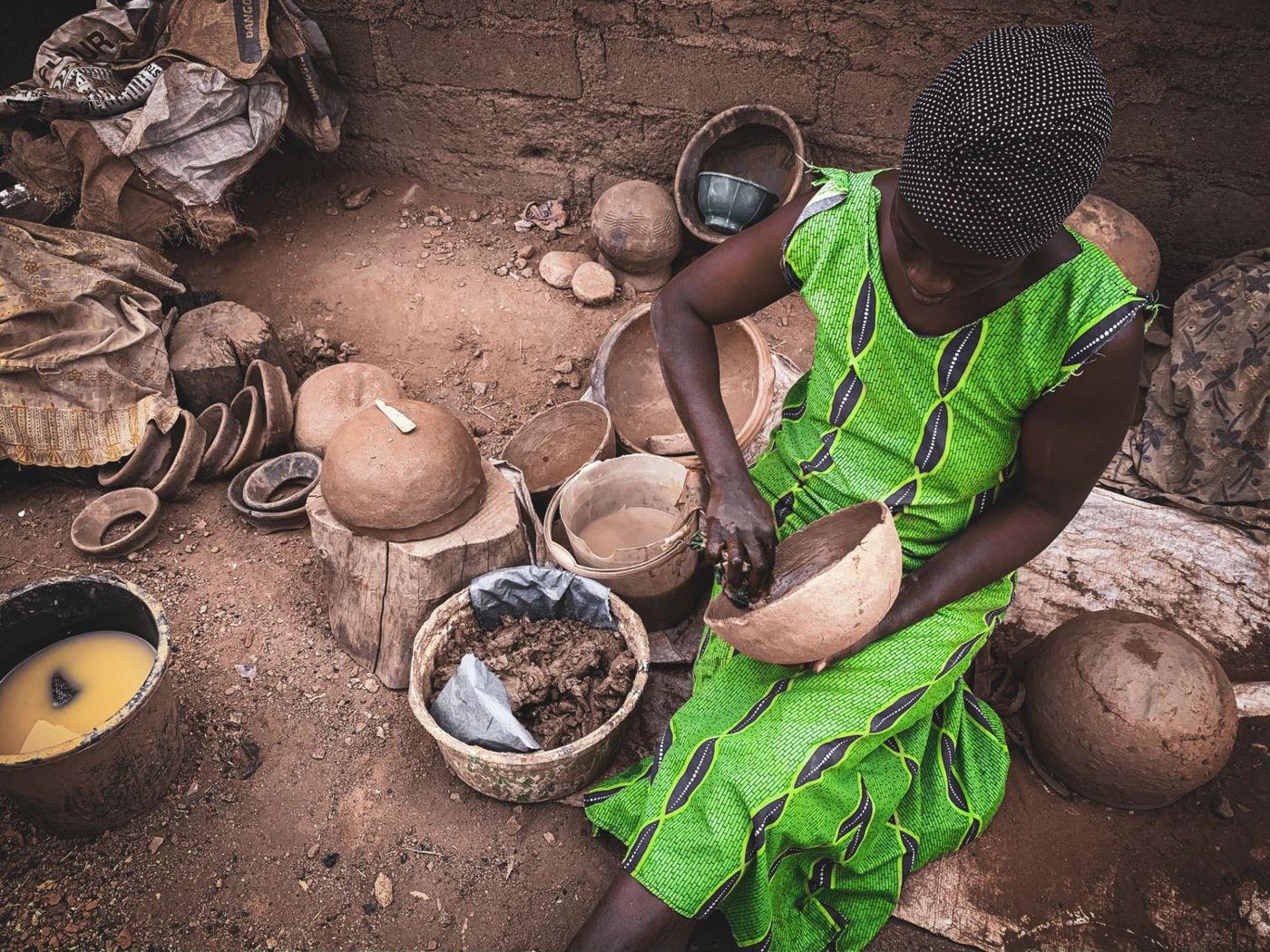 Femme façonnant des poteries de terre
